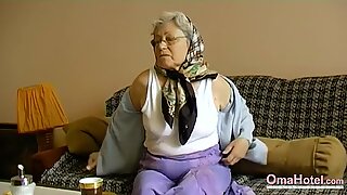 Omahotel en chaleur grand-mère jouant son poé chatte