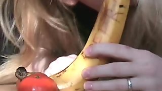 Deutsche Fettsau schiebt sich Banane ins Arschloch!