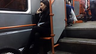 Maman salope chaude en noir collants en fin de tram