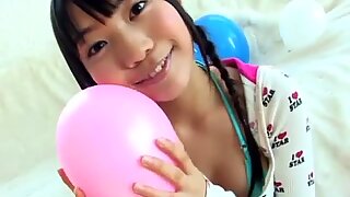Gadis menarik berambut hitam miho sugaya bermain dengan bola merah besar