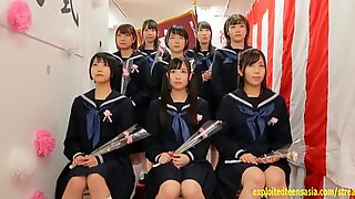 Bangsa Jepun Schoolgirls berkumpul dan mempunyai seketan tepat di sekolah.